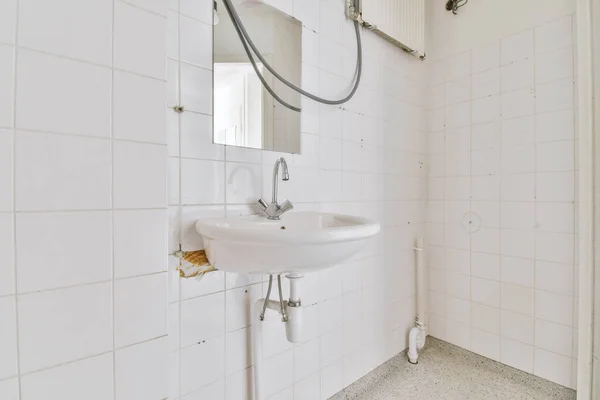 화장실에 꼭지와 비누를 문지르라 — 스톡 사진