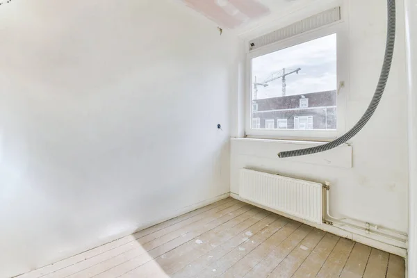 Kunststof Raam Radiator Witte Wand Lege Lichtkamer Thuis — Stockfoto