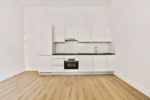 Interior Dari Dapur Putih Kosong Dengan Jendela Dan Lantai Parket — Stok Foto