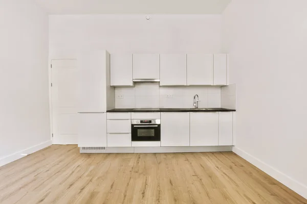 Interieur Van Lege Witte Keuken Met Ramen Houten Parketvloer — Stockfoto