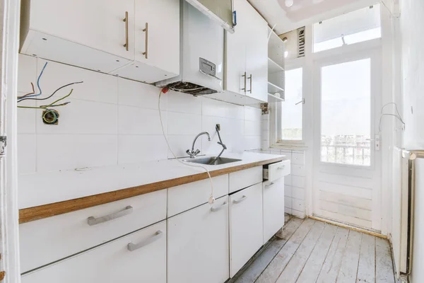 Goed Georganiseerde Kleine Keuken Interieur Met Wastafel Onder Het Raam — Stockfoto