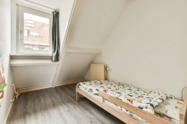 Huysuz çocuk yatak odası, yatak odası, küçük pencere ve evde perdeler.