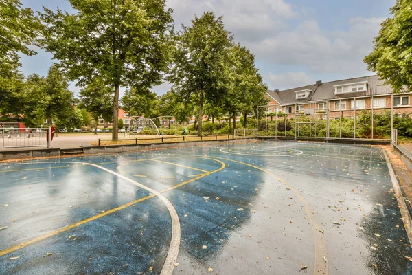 Vista Esportes Rua Playground Perto Edifício Com Beleza Vegetação — Fotografia de Stock