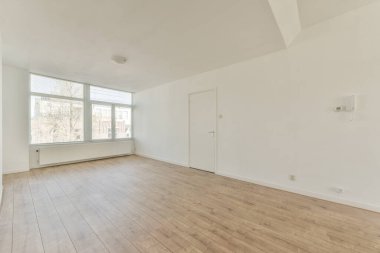 Sadece tek mobilyası olan rahat ve ferah bir oda.