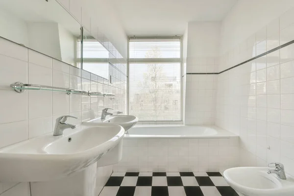 Modern Otthon Belsőépítészeti Fehér Fürdőszoba Nyitott Káddal Zuhanyzóval Elválasztott Vel — Stock Fotó