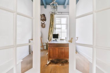 Boş tahtaya karşı bilgisayar monitörleri olan rahat sandalye ve çağdaş düz ev ofisinde ayna