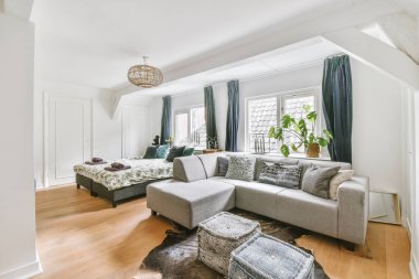 Yatak odasının iç tasarımı, yatak odası ve ahşap gardırop modern dairenin penceresinin kenarına yerleştirilmiş.