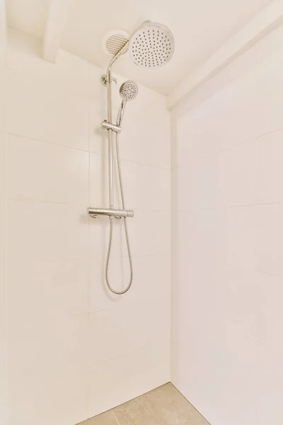 Sprchové Kohoutky Připevněné Dlaždicové Stěně Blízkosti Skleněného Příčky Ozdobného Krácení — Stock fotografie