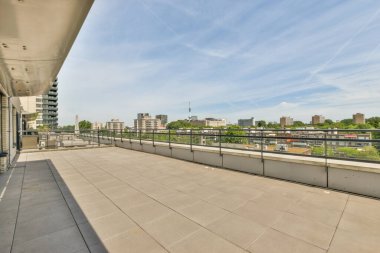 Büyük balkondan binaların ve ağaçların panoramik manzarası