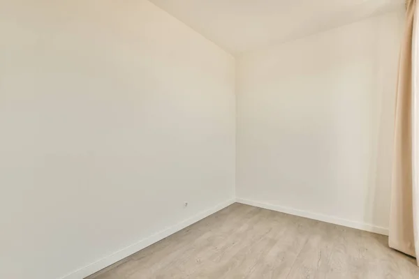 Interior Apartamento Moderno Vacío Con Paredes Blancas Suelo Parquet Iluminado —  Fotos de Stock