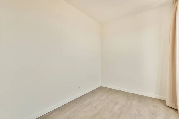 Interior Apartamento Moderno Vazio Com Paredes Brancas Piso Parquet Iluminado — Fotografia de Stock