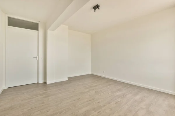 Interior Apartamento Moderno Vazio Com Paredes Brancas Piso Parquet Iluminado — Fotografia de Stock