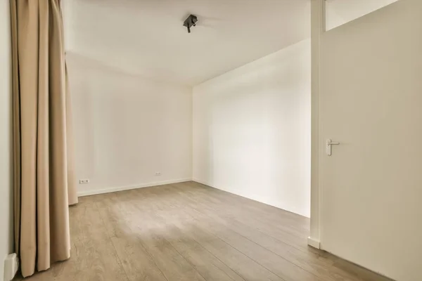 Interior Apartamento Moderno Vazio Com Paredes Brancas Piso Parquet Iluminado — Fotografia de Stock