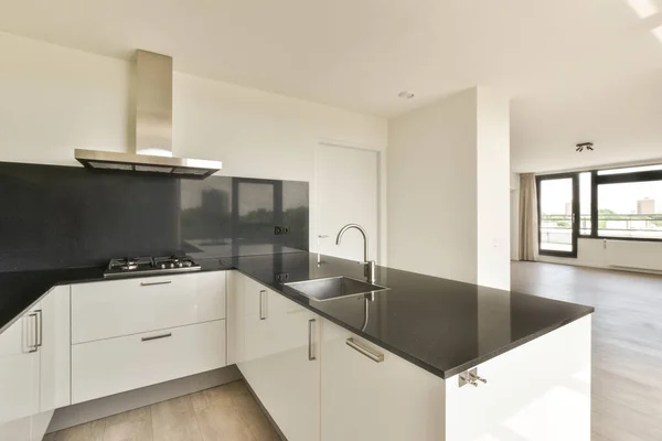 Interior Cocina Estilo Minimalista Con Armarios Blancos Electrodomésticos Modernos Apartamento —  Fotos de Stock