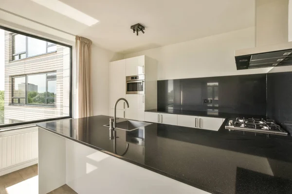 Interior Cocina Estilo Minimalista Con Armarios Blancos Electrodomésticos Modernos Apartamento — Foto de Stock