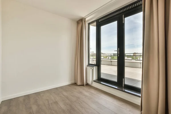 Interior Apartamento Moderno Vazio Com Paredes Brancas Piso Parquet Iluminado — Fotografia de Stock