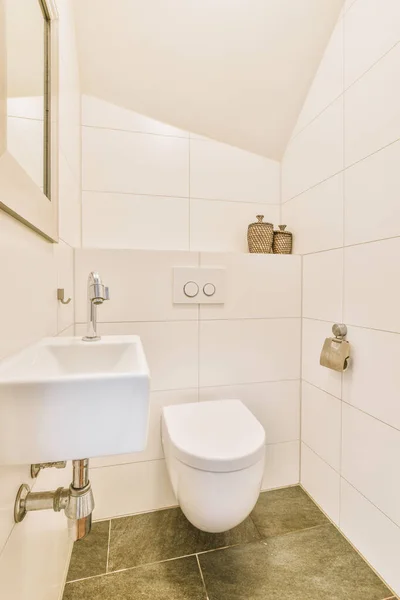 Interior Banheiro Estreito Com Pia Parede Pendurado Banheiro Com Paredes — Fotografia de Stock