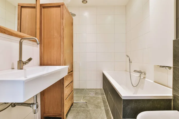 Toilettenspülung Zwischen Waschbecken Und Dusche Kleinen Gefliesten Badezimmer Einer Modernen — Stockfoto