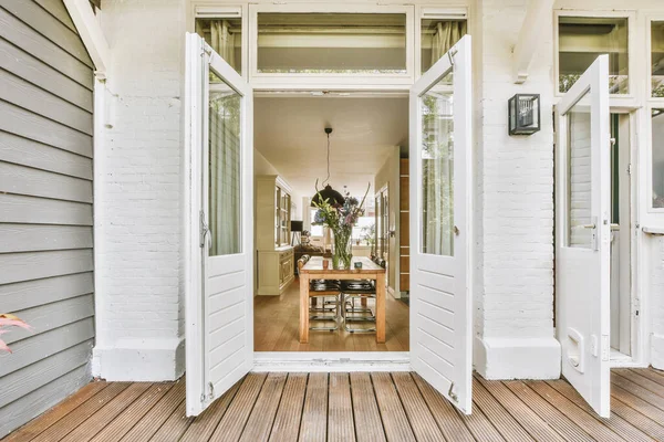 Minimalist tarzı açık mutfağı ve masa ve sandalyeleri olan geniş yemek alanı olan modern çatı katı dairesinin ev tasarımı.