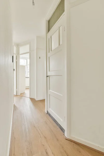 多くのドアや寄木細工の床と光の狭い廊下 — ストック写真