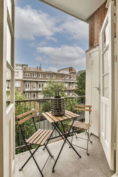 Miejsce Siedzące Balkonie Wygodnymi Meblami Wokół Pięknego Widoku — Zdjęcie stockowe