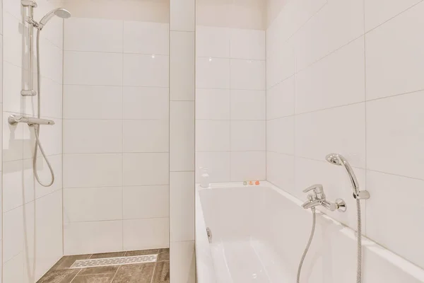 Wanna Znajduje Się Pobliżu Kabiny Prysznicowej Szklanymi Drzwiami Nowoczesnej Łazience — Zdjęcie stockowe