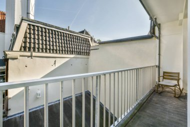 Küçük balkondan park edilmiş binaların ve ağaçların panoramik görüntüsü