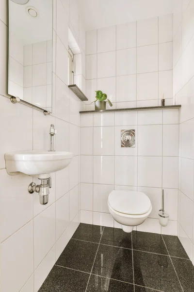 Interno Bagno Stretto Con Lavabo Parete Appeso Con Pareti Bianche — Foto Stock