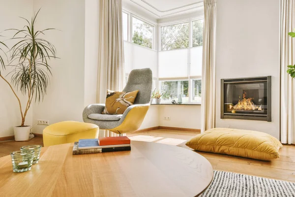 オープンキッチンと白い壁と寄木細工の床とリビングルームの間のダイニングゾーンで木製のテーブルと椅子と光スタジオアパートの現代的なミニマリストスタイルのインテリアデザイン — ストック写真