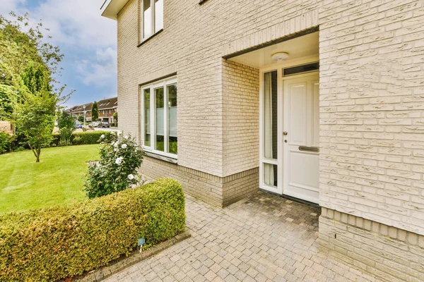 Front View Brick Building Signs Pavement Wooden Doors Lead Apartment — стоковое фото