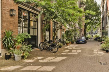 Boş bir kaldırım sokağından panorama manzaralı evler arabalar, ağaçlar ve fenerler