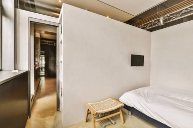 Yatak odasının iç tasarımı, yatak odası ve ahşap gardırop modern dairenin penceresinin kenarına yerleştirilmiş.