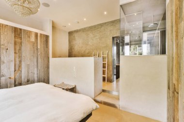 Yatak odasının iç tasarımı, yatak odası ve ahşap gardırop modern dairenin penceresinin kenarına yerleştirilmiş.