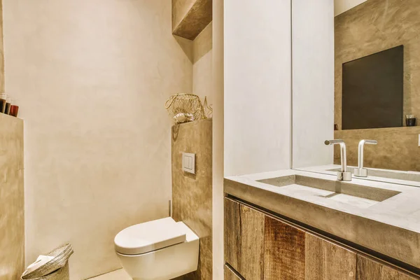 Interior Baño Estrecho Con Lavabo Pared Colgado Inodoro Con Paredes — Foto de Stock