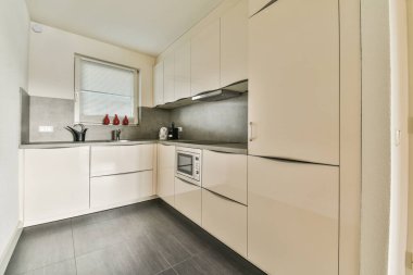 Minimalist tarzı açık mutfağı ve masa ve sandalyeleri olan geniş yemek alanı olan modern çatı katı dairesinin ev tasarımı.
