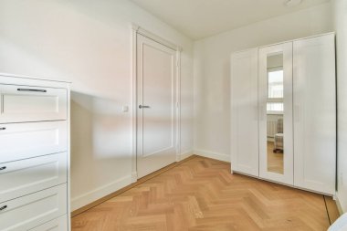 Güzel tasarlanmış rahat bir ev odası.