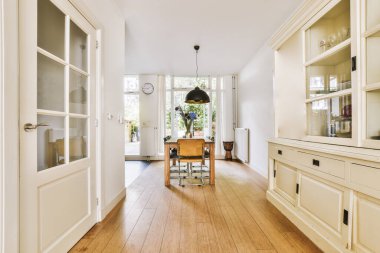 Minimalist tarzı açık mutfağı ve masa ve sandalyeleri olan geniş yemek alanı olan modern çatı katı dairesinin ev tasarımı.