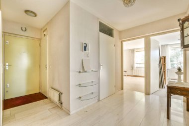 Beyaz duvarlı koridor manzarası ve minimalist tarzda parke zemin.