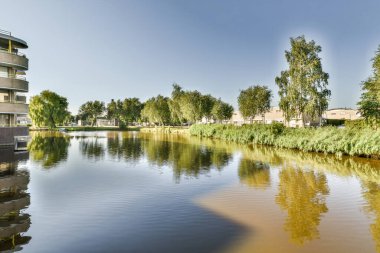 Küçük balkondan ağaçlı eski tuğla binaların panoramik manzarası