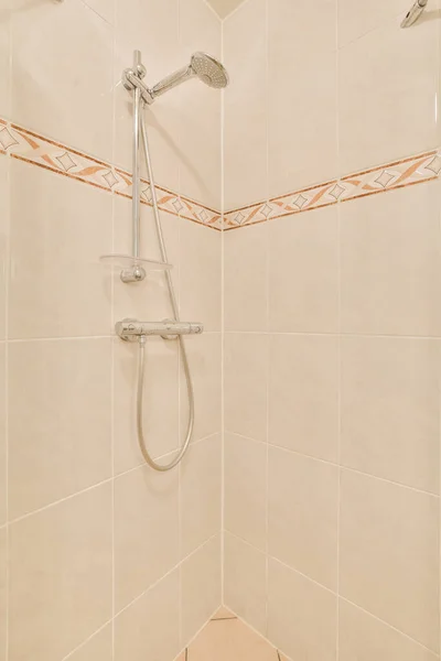 Glasabtrennung Zwischen Duscharmatur Und Wandhängender Toilette Modernen Toiletten Hause — Stockfoto