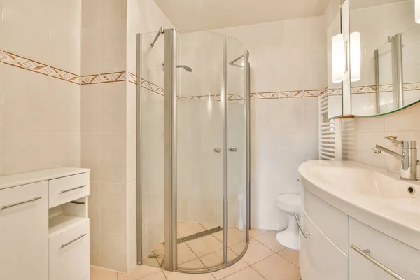 Glasskiljevägg Mellan Duschblandare Och Vägghängd Toalett Modern Toalett Hemma — Stockfoto