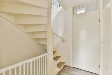 Zarif bir evde özel tasarım lüks merdivenler.