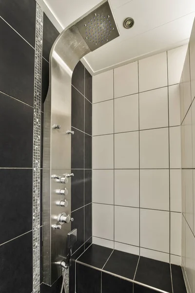 Nowoczesna Toaleta Spłukiwana Zlewozmywak Ceramiczny Zamontowane Białych Ścianach Płytek Pobliżu — Zdjęcie stockowe