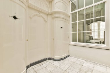 Beyaz duvarlı geniş koridorlu çağdaş dairenin iç mimarisi