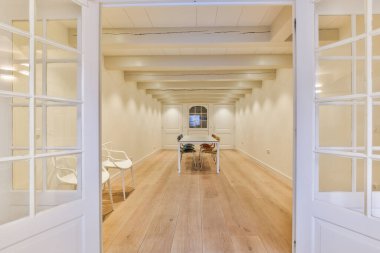 Lüks bir evde modern yemek odası ve güzel bir tasarım.