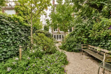 Oturma alanı ve bahçesi olan temiz ve güçlü bir avlu.