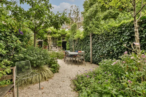 Gepflegte Leistungsstarke Terrasse Mit Sitzecke Und Garten — Stockfoto