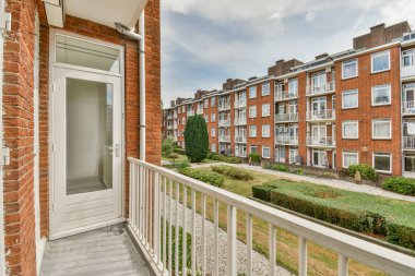 Eski tuğlalı binaların ve bisikletli arabaların ön manzarası küçük balkondan tırabzanlara kadar uzanıyor.