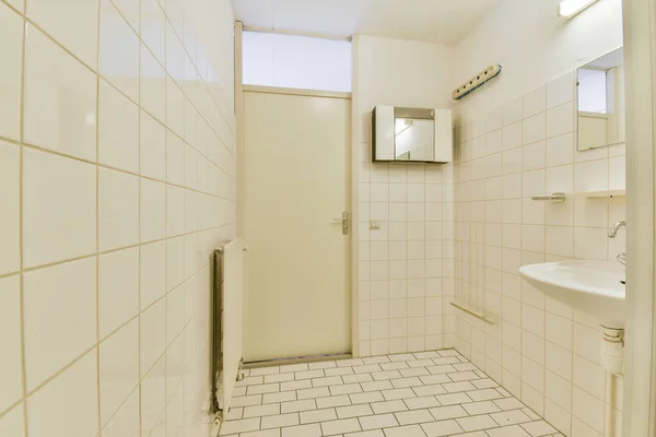 シャワーとシンクを備えたバスルームは — ストック写真