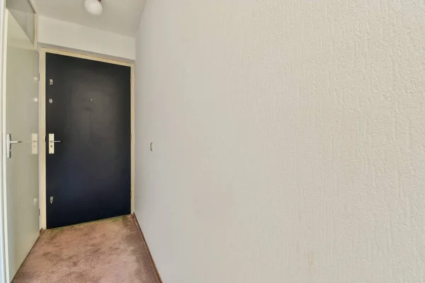 白い壁と輝くランプの扉を持つ光の狭い廊下 — ストック写真